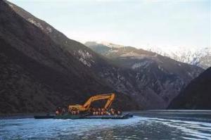 金沙江白格堰塞湖通過人工開挖泄流槽開始過流。